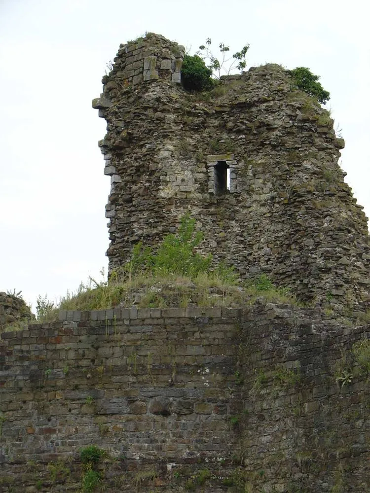 Montfort: Ruine kasteel Montfort Limburg